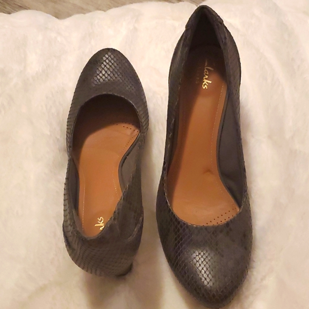 Clarks snake skin charcoal gray heals. Very comfortable with great arch support.